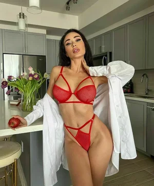 Caroly Escort