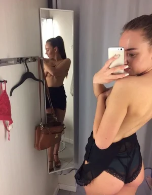 Caroly Escort